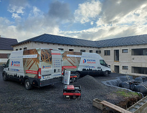 Zateplení stropu bytového domu pomocí foukané izolace